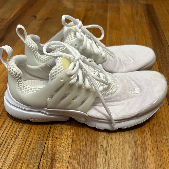 SOLD Nike Shoes - Picture 3 of 6